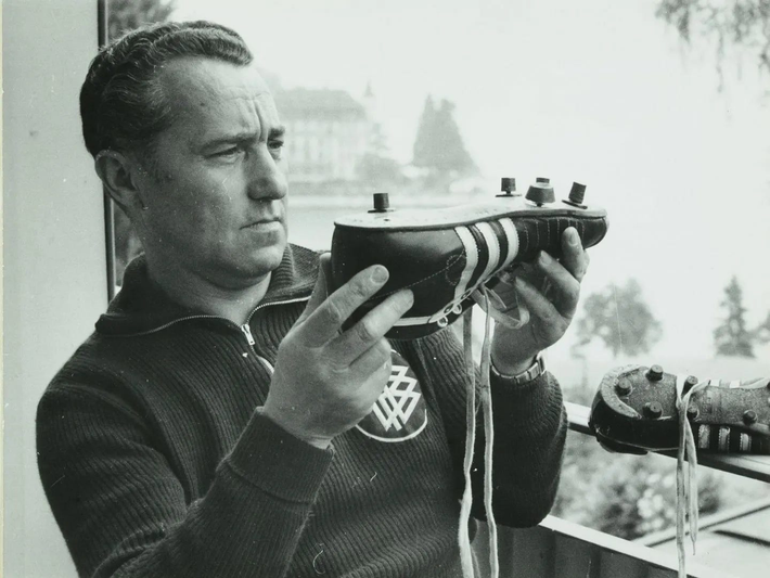 5. Adidas: Adolf "Adi" Dassler, nhà sáng lập Adidas, ban đầu làm việc cùng anh trai Rudolf. Sau khi chia tách, Rudolf thành lập thương hiệu Puma. Adidas và Puma đều trở thành hai trong số các hãng thể thao hàng đầu thế giới.