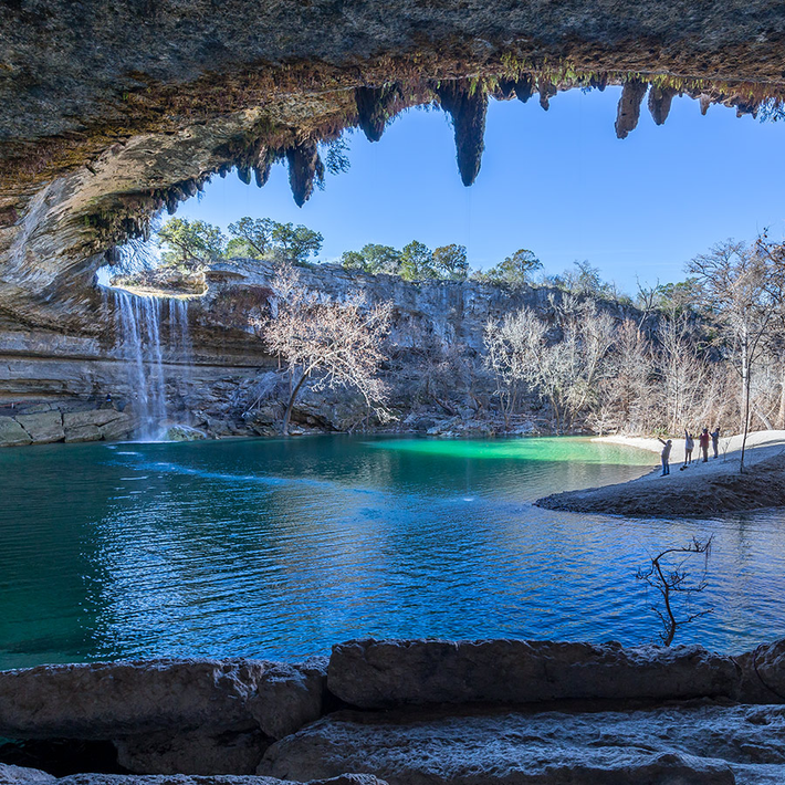 8. Hồ Hamilton, Texas, Mỹ: Hồ nước nằm gần Austin, giống như hang động với cửa sổ trời khổng lồ và thác nước đổ xuống hồ.