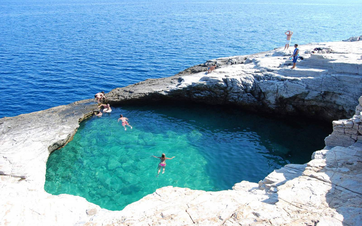 3. Vũng Giola, đảo Thassos, Hy Lạp: Một vũng biển tự nhiên tuyệt đẹp giống như bể bơi trong đá, du khách phải đi bộ và trèo xuống để đến được.