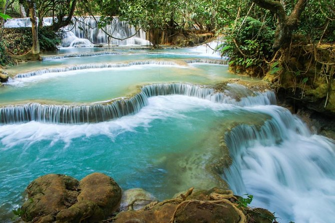 4. Thác Kuang Si, Luang Prabang, Lào: Thác nước lớn nhất Luang Prabang với nhiều hồ nước lớn nhỏ màu xanh ngọc, khung cảnh hoang sơ và mát lạnh.