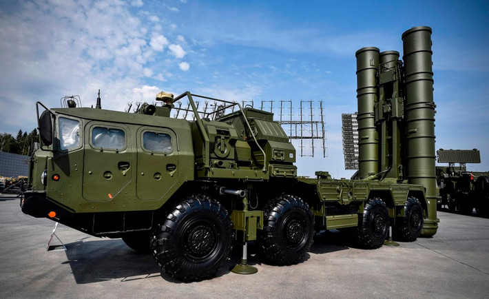 Trong lúc này, 3 trung đoàn S-400 đầu tiên đã hoạt động tích cực, đặc biệt là ở biên giới với Trung Quốc và Pakistan, các khẩu đội luôn tham gia những cuộc tập trận trong khuôn khổ duy trì mức độ sẵn sàng chiến đấu