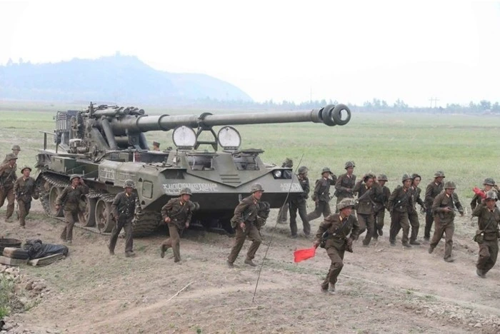 Thân xe cơ sở của phương tiện cơ giới xuất hiện trên sân ga có hình dáng phù hợp và sơ đồ đặc trưng của khung gầm bánh xích với 5 hàng bánh chịu lực của pháo tự hành M1989 Koksan.