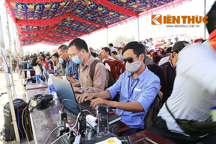 Do vị trí xét xử nằm ngay bãi đất trống, tại khu vực này có gió rất lớn nên nhiều PV của các báo đài đến đưa tin phiên xét xử phải tác nghiệp trong..."bão bụi". Ảnh: Thiên Dũng.