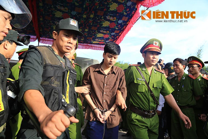 Được dẫn giải từ xe đặc chủng vào toà, Dương luôn cúi gầm mặt để né tránh những ánh nhìn đầy căm phẫn của người nhà các nạn nhân.