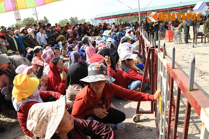 Thời tiết tại huyện Chơn Thành (Bình Phước) lúc này là hơn 30 độ và nắng gắt, tuy nhiên, hàng nghìn người dân vẫn kiên nhẫn theo dõi phiên xét xử.