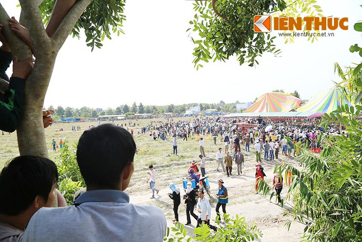 "Tôi đến đây lúc hơn 6h sáng nhưng vẫn không còn chỗ để đứng, vì muốn được tận mắt nhìn thấy kẻ đã lạnh lùng ra tay sát hại 6 người trong gia đình, chúng tôi phải leo lên cây để dễ theo dõi hơn" - Một người dân ở huyện Lộc Ninh (Bình Phước) cho biết. Ảnh: Thiên Dũng.