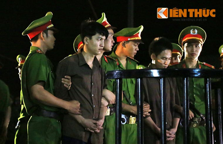 Trước khi phiên toà bắt đầu, Dương quay sang nói chuyện với Thoại. Đây cũng là cuộc nói chuyện duy nhất của Dương trong suốt phiên xử.