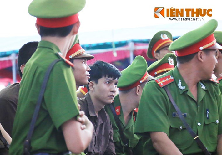 Tối 17/12, sau một ngày xét xử vất vả vụ thảm sát ở Bình Phước, TAND tỉnh Bình Phước đã tuyên án tử hình đối với Nguyễn Hải Dương và Vũ Văn Tiến. Bị cáo Trần Đình Thoại bị tuyên phạt mức án 16 năm tù giam. Phiên tòa kết thúc nhưng để lại nhiều dư âm, ám ảnh về biểu cảm của các bị cáo.