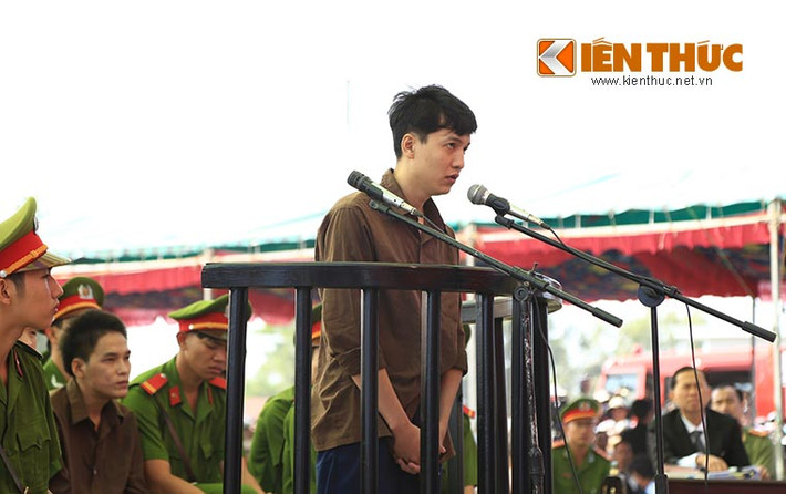 Được toà kêu lên thẩm vấn, Dương trả lời rành mạch các tình tiết cũng như kế hoạch giết chết cả 6 người trong gia đình ông Mỹ.