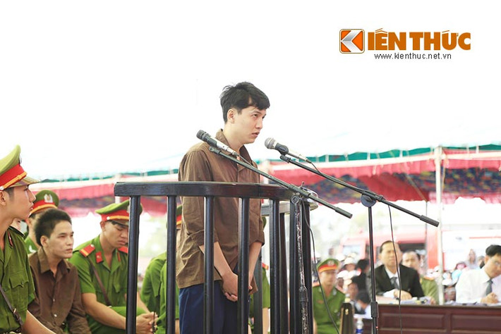 Khi được hỏi về nguyên nhân vì sao giết chết cả 6 người trong một gia đình, Nguyễn Hải Dương khai do bị gia đình bạn gái cũ ngăn cấm nên bị cáo đã nảy sinh ý định giết chết cả gia đình người yêu để trả thù. Ảnh: Thiên Dũng.