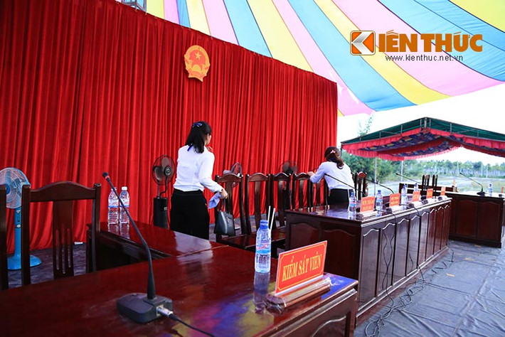 Chánh án TAND tỉnh Bình Phước Nguyễn Hữu Trí và thẩm phán Hoàng Minh Thịnh - Phó chánh Tòa hình sự TAND tỉnh Bình Phước - sẽ làm chủ tọa phiên tòa xét xử 3 bị cáo Nguyễn Hải Dương, Vũ Văn Tiến và Trần Đình Thoại. Viện trưởng Viện KSND Bình Phước Lê Đức Xuân cùng Kiểm sát viên Nguyễn Quốc Hân (Trưởng phòng 1) sẽ giữ quyền công tố tại phiên tòa xét xử lưu động. Trong ảnh là thành viên thư ký toà tiến hành sửa soạn khu vực HĐXX ngồi.