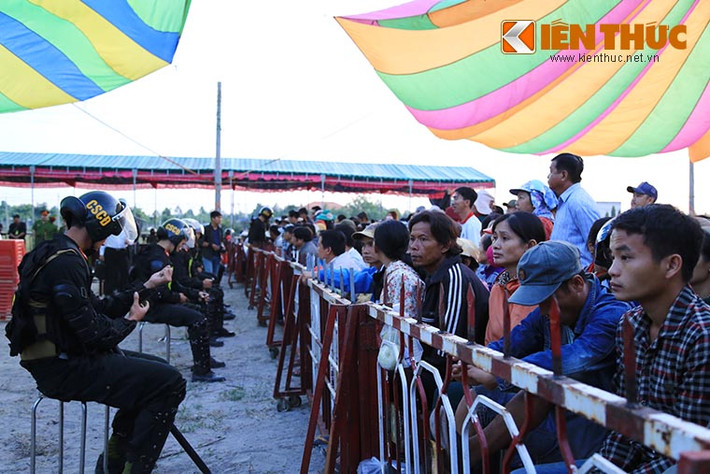 Từ sáng sớm nay (17/12), hàng ngàn người dân kéo đến nơi diễn ra phiên toà xét xử lưu động ba bị cáo vụ thảm sát Bình Phước khiến 6 người trong một gia đình chết.