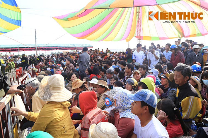 Đến gần 11h ngày 17/12, phiên toà lưu động xét xử ba bị cáo vụ thảm sát ở Bình Phước làm 6 người chết vẫn đang diễn ra với phần xét hỏi của HĐXX với các bị cáo. Ảnh: Thiên Dũng.
