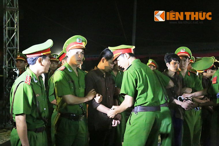Sau hơn 1 giờ nghị án, HĐXX tuyên Nguyễn Hải Dương và Vũ Văn Tiến mức án tử hình, Trần Đình Thoại chịu mức án 16 năm tù giam.