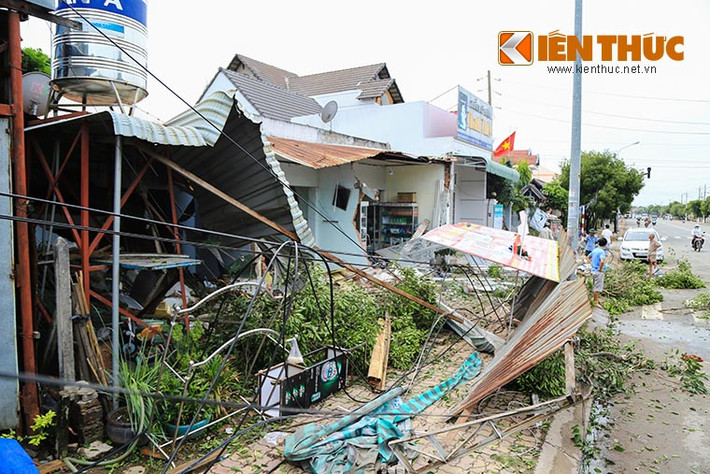 Nhận tin báo, lực lượng chức năng đã có mặt để phong toả hiện trường, lấy lời khai các nhân chứng và di dời chiếc xe bồn gặp nạn về công an TP Thủ Dầu Một để giải quyết. Đến 11h trưa cùng ngày, công tác giải quyết hiện trường vẫn đang được diễn ra.
