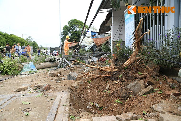 Trước khi lao vào đâm sập ba căn nhà, chiếc xe đã đâm bật gốc một cây lớn trồng trên vỉa hè và một cột điện bị gãy ngang.