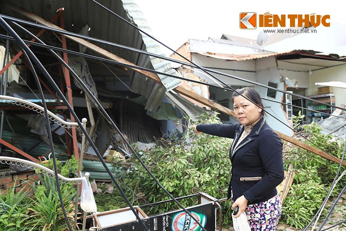 Bà Nguyễn Thị Kim Loan (46 tuổi, chủ căn nhà số 908) cho biết, thời điểm xảy ra vụ tai nạn là vào lúc 4h sáng. Lúc đó bà cùng chồng đang nằm ngủ trong nhà, nghe thấy tiếng động mạnh vội đạp cửa sau chạy ra ngoài thoát thân.