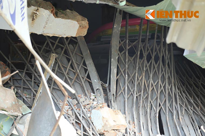 Bên trong căn nhà này có nhiều tài sản có giá trị đang bị mắc kẹt, một ô tô 7 chỗ cũng đang nằm bên trong.