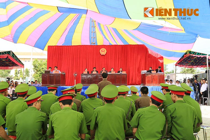 Đến 11h trưa cùng ngày, phiên toà vẫn đang được tiếp tục với phần xét hỏi của HĐXX với bị cáo Thoại. Ảnh: Thiên Dũng.