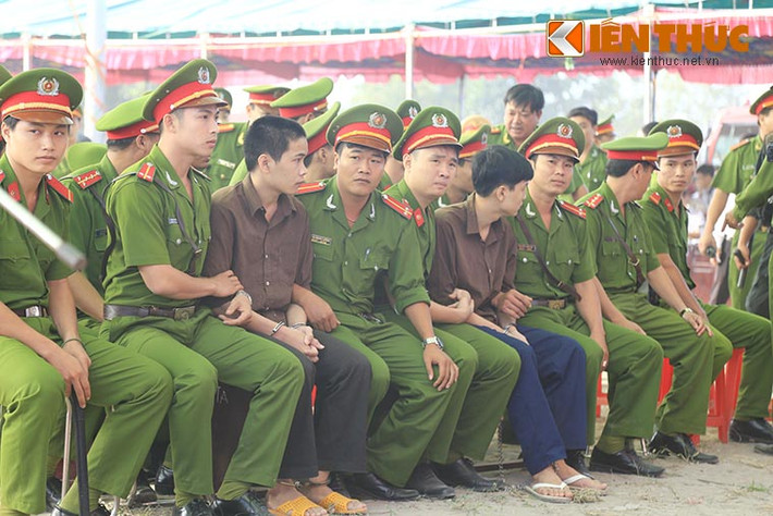 8h sáng, chủ toạ phiên toà tiến hành điểm danh các bị cáo cùng những người có nghĩa vụ liên quan.