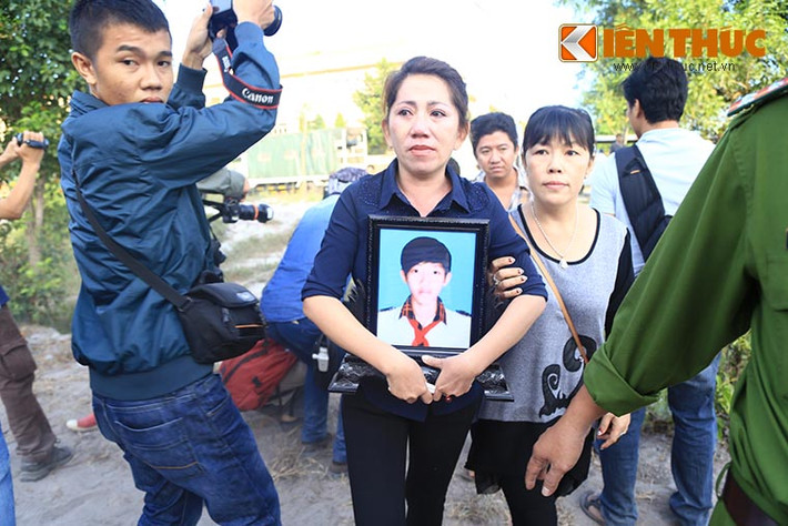 Trước đó, người nhà 6 nạn nhân vụ thảm sát cùng các nhân chứng trong vụ án đã mang theo di ảnh các nạn nhân đến phiên toà.