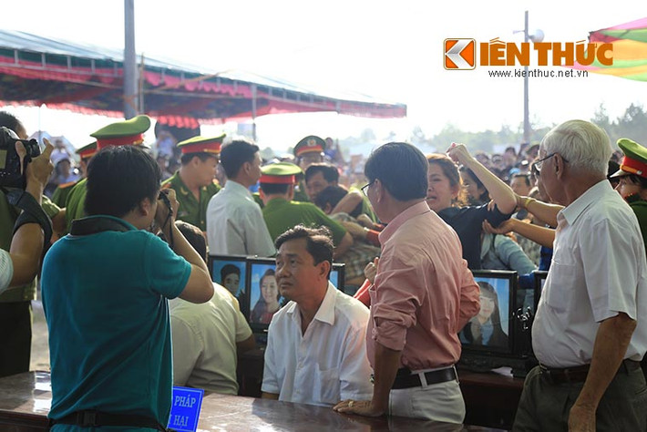Khi nhìn thấy các bị cáo, người nhà 6 nạn nhân bị sát hại đã xúc động gào khóc khiến khung cảnh phiên toà thêm náo loạn. Lực lượng an ninh đã phải rất vất vả để vãn hồi trật tự.