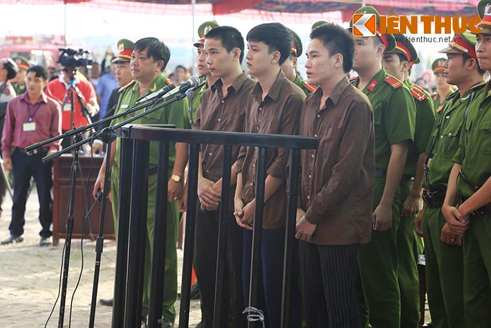 Ba bị cáo nghe chủ toạ phiên toà xét hỏi lý lịch.