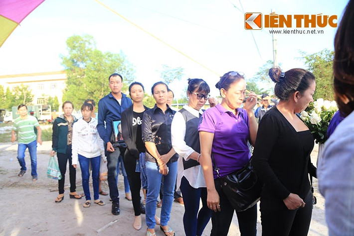 Rất đông người nhà của 6 nạn nhân cùng các nhân chứng được triệu tập đến phiên toà.