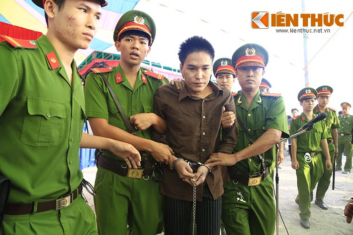 Trong khi đó, bị cáo Thoại khá run rẩy và khúm núm khi được dẫn giải vào.