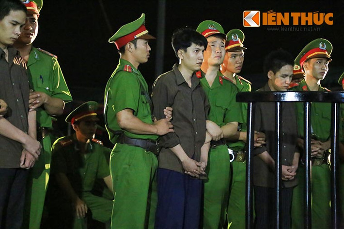 Theo đó, ngày 17/12, Nguyễn Hải Dương cùng hai đồng phạm trong vụ thảm sát ở Bình Phước đã bị TAND tỉnh này đưa ra xét xử lưu động tại một bãi đất trống rộng 4 hecta tại trung tâm hành chính huyện Chơn Thành. Các bị cáo bị truy tố tội Giết người, Cướp tài sản khi đã ra tay sát hại 6 người trong một gia đình ở ấp 2, xã Minh Hưng (Chơn Thành, Bình Phước).