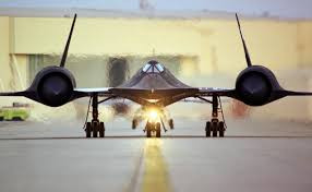 Sau khi sự tồn tại của SR-71 được công bố với công chúng vào tháng 7/1964, nó đã đi vào hoạt động trong Không quân Mỹ (USAF) vào tháng 1/1966. Năm 1989, USAF đã cho nghỉ hưu SR-71, chủ yếu là vì lý do chính trị, mặc dù một số "Hắc điểu" đã được đưa trở lại phục vụ trong thời gian ngắn vào những năm 1990, trước khi cho nghỉ hưu lần thứ hai vào năm 1998.