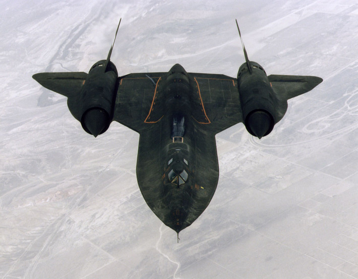 Blackbird được thiết kế để bay ở tốc độ "Mach 3+", nhanh hơn 3 lần tốc độ âm thanh, hoặc hơn 2.200 dặm/giờ (3.540 km/h) và ở độ cao lên tới 85.000 feet (25.908 m).