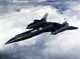 Về hình dạng, SR-71 được thiết kế dựa trên máy bay "tàng hình" tiên phong Lockheed A-12, với tiết diện radar (RCS) giảm, nhưng SR-71 dài hơn và nặng hơn, để có thể chứa nhiều nhiên liệu hơn và phi hành đoàn gồm 2 người trong buồng lái song song.