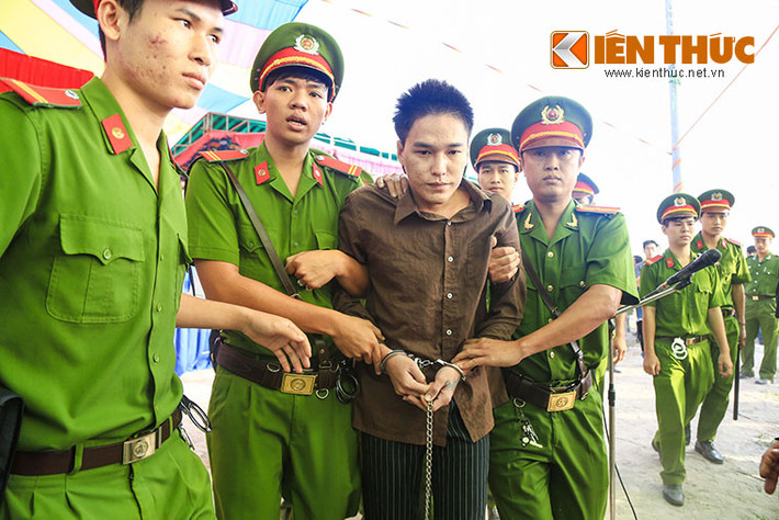 Sau đó, cảnh sát tiếp tục bắt giữ Trần Đình Thoại (27 tuổi, quê Vĩnh Long, tạm trú phường 13, quận Gò Vấp, TP HCM), được xác định là đồng phạm của Nguyễn Hải Dương trong vụ thảm sát Bình Phước.