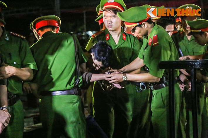 Mặc dù suốt một ngày xét xử, Nguyễn Hải Dương luôn tỏ ra lạnh lùng nhưng khi nghe toà tuyên mức án tử hình, kẻ chủ mưu vụ thảm sát đã không còn giữ được bình tĩnh và ngã quỵ xuống.