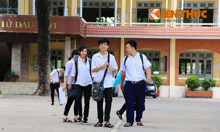 Sau khi hết 2/3 thời gian làm bài, khá nhiều thí sinh rời phòng thi sớm trong tâm trạng vui mừng vì cho rằng đề Địa lý khá dễ. Ảnh: Hoàng Thiên Dũng.