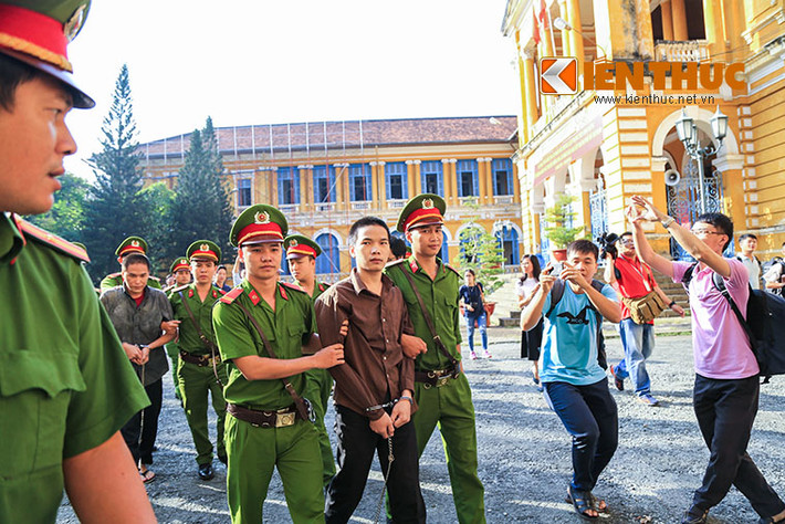 Bị cáo Vũ Văn Tiến và Trần Đình Thoại, 2 đồng phạm của Nguyễn Hải Dương trong vụ án. Ảnh: Hoàng Thiên Dũng