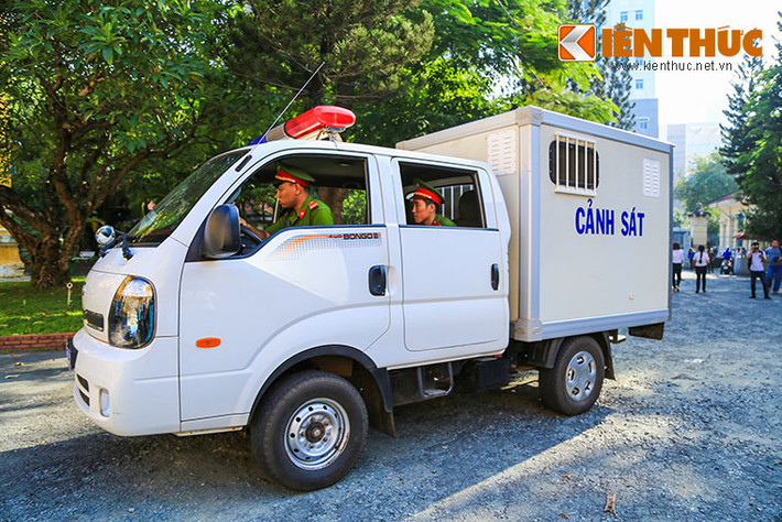 6h45p, chiếc xe thùng chở 3 bị cáo đến trước sân TAND TP HCM. Ảnh: Hoàng Thiên Dũng