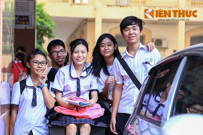 Nhóm thí sinh này cho biết, đề thi có 4 câu, không mang tính đánh đố và chỉ cần thí sinh thường xuyên theo dõi thời sự, chăm đọc thông tin về khoa học, tình hình nông nghiệp thì dễ dàng đạt điểm cao. Ảnh: Hoàng Thiên Dũng.