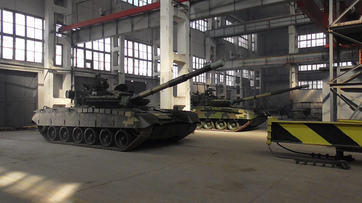Điểm nổi bật của T-64BV đó là nó được trang bị hệ thống bảo vệ phóng xạ cho kíp lái cùng với hệ thống giáp phản ứng nổ. Dây chuyền sản xuất T-64BV bắt đầu được đi vào hoạt động từ năm 1985. Nguồn ảnh: BMDP.