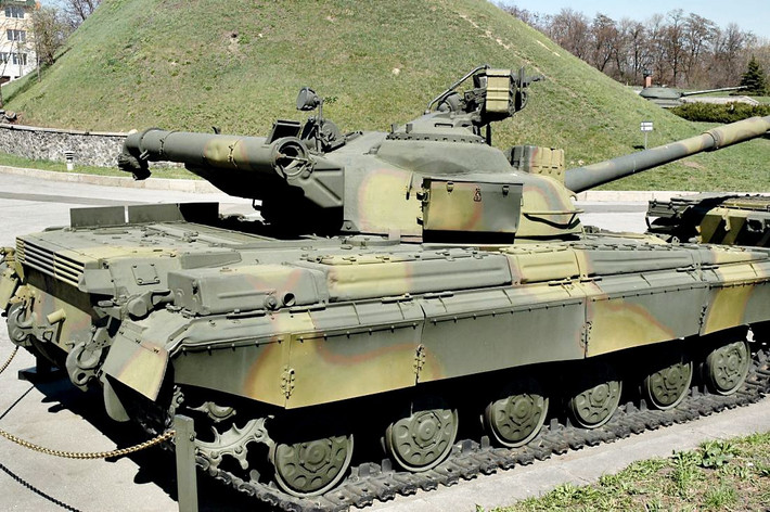 Về cơ bản, cách bố trí của T-64BV là gần như giống hệt với T-72, cả về hỏa lực lẫn giáp bảo vệ. Vậy nên, có thể coi đây là phiên bản xe tăng "giá rẻ" của T-72 nổi tiếng do Liên Xô sản xuất trong quá khứ. Nguồn ảnh: BMDP.