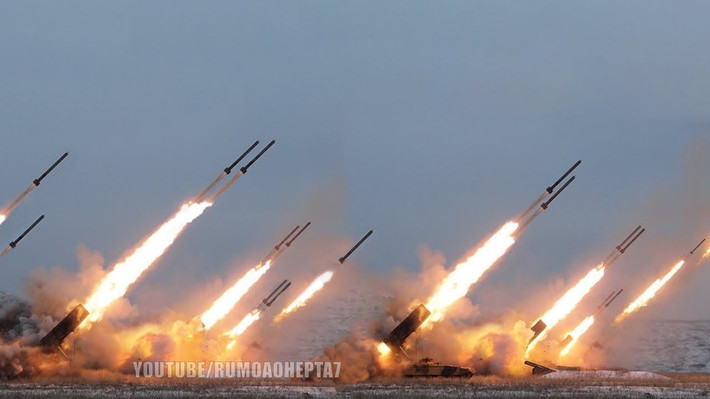 BM-30 nổi tiếng với sức công phá kinh hoàng của nó, tổng cộng mỗi tổ hợp BM-30 Smerch có 12 ống phóng, mang theo được nhiều loại đạn khác nhau, mỗi loại đạn có trọng lượng từ 800 tới 815 kg/viên. Nguồn ảnh: Rumil.