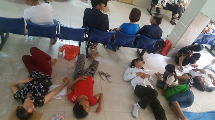 Người nhà nằm la liệt trên sàn hàng lang Bệnh viện Bạch Mai.