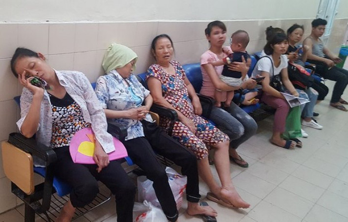 Người nhà cũng quá mệt mỏi nên ngủ luôn trên ghế chờ khám ởBệnh viện Nhi Trung ương.