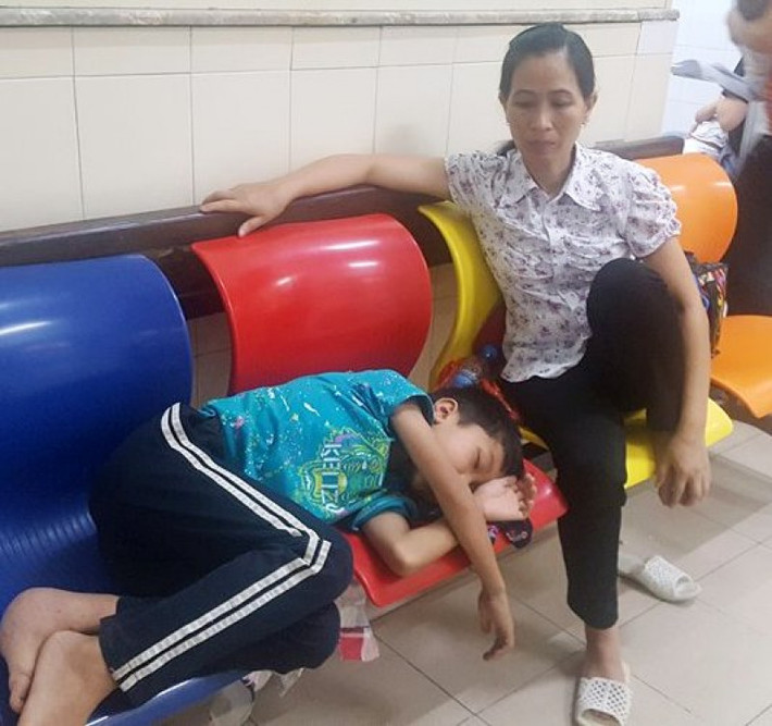 Bệnh nhi mệt mỏi chờ đến lượt khám tạiBệnh viện Nhi Trung ương.