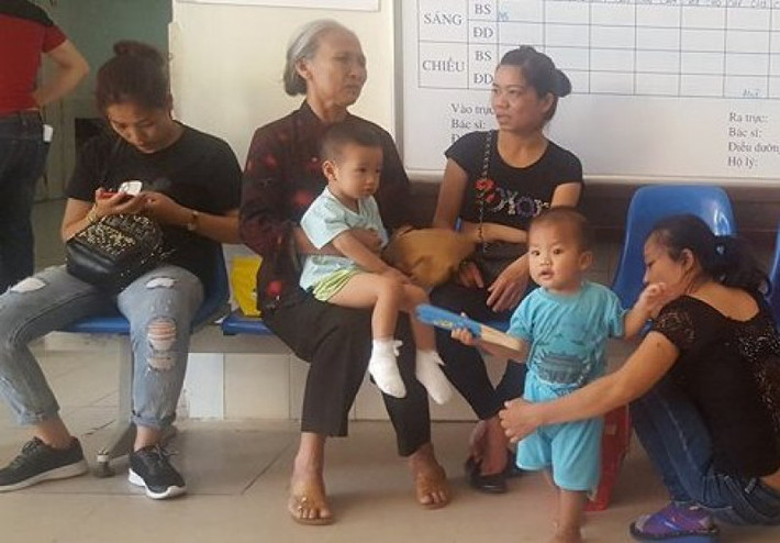 Trẻ chờ khám tại Bệnh viện Nhi Trung ương.