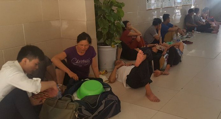 Không chỉ bệnh nhân, người nhà bệnh nhân cũng “vật vã” đối phó với cái nóng. Tại Bệnh viện Bạch Mai, dù Bệnh viện đã bố trí nhiều quạt tại các hành lang nhưng vẫn không đáp ứng đủ. Hàng ngàn bệnh nhân và người nhà đứng, ngồi la liệt, vạ vật khắp các lối đi, gầm cầu thang trong khoảng thời gian chờ tới giờ khám bệnh để tránh cái nắng nóng đỉnh điểm này.