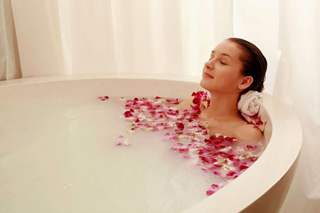 Ăn xong đi tắm: Tắm sẽ làm gia tăng tuần hoàn máu dẫn đến lượng máu dành cho hệ thống tiêu hóa giảm đi, điều này sẽ làm giảm chức năng tiêu hóa của dạ dày, dễ dẫn đến hiện tượng khó tiêu, đầy hơi. Ảnh: phunutoday.vn.
