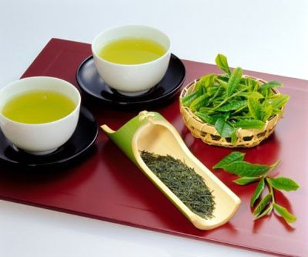 Sau khi ăn uống trà đặc: Nhiều người đặc biệt là nam giới sau khi ăn thường thích uống một ly trà đặc nóng, thói quen này sẽ làm loãng dịch vị dạ dày và ảnh hưởng đến khả năng tiêu hóa thức ăn. Ảnh:phunutoday.vn.