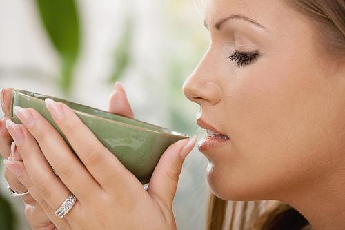 Ngoài ra, trong trà có chứa hàm lượng lớn tannin, nếu uống luôn trà đặc sau ăn sẽ khiến protein có trong thức ăn kết hợp với tannic gây bất lợi cho tiêu hóa, ảnh hưởng đến khả năng hấp thu protein. Ngoài ra, trà còn cản trở sự hấp thu sắt của cơ thể, lâu dài có thể dẫn đến thiếu máu do thiếu sắt. Ảnh: phunutoday.vn.